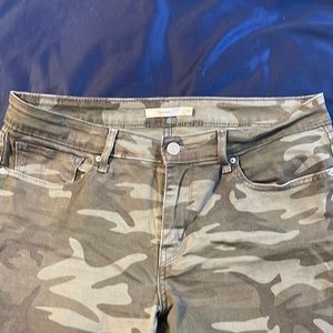 Levi’s 711 misses camouflage skinny jeans